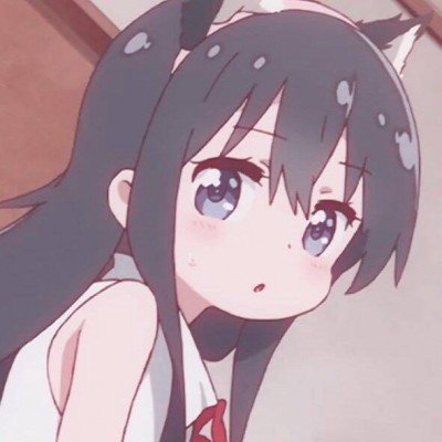 工人搭建舞台时为追星女儿拍下海报
